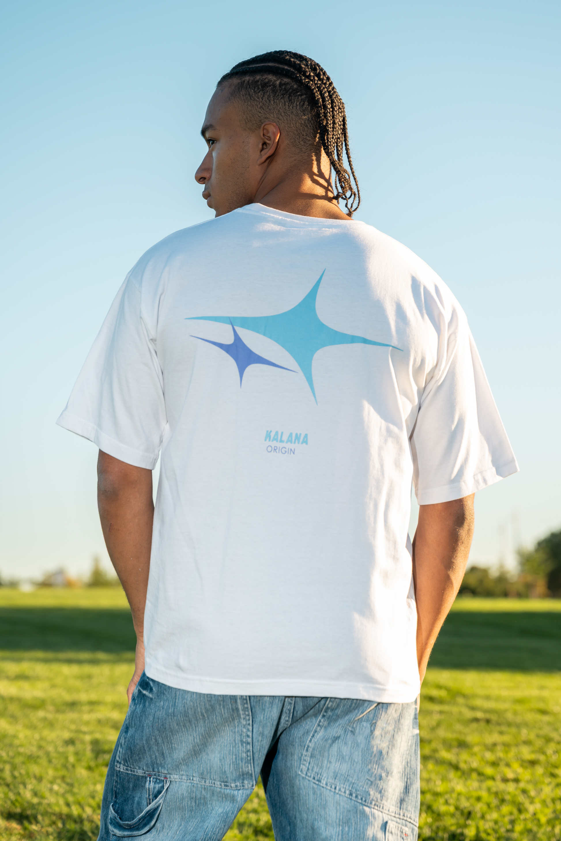Vista trasera camiseta KALANA con estrellas azul y morado - hombre